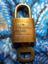Charger l'image dans la galerie, Cadenas Louis Vuitton - Numéro 321. Padlock Gold