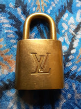 Charger l'image dans la galerie, Cadenas Louis Vuitton - Numéro 321. Padlock Gold