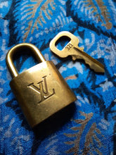 Charger l'image dans la galerie, Cadenas Louis Vuitton - Numéro 321. Padlock Gold