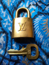 Charger l'image dans la galerie, Cadenas Louis Vuitton - Numéro 321. Padlock Gold