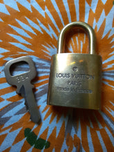Charger l'image dans la galerie, Cadenas Louis Vuitton - Numéro 334. Padlock Gold