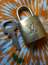Charger l'image dans la galerie, Cadenas Louis Vuitton - Numéro 334. Padlock Gold