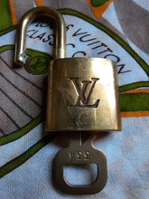 Charger l'image dans la galerie, Cadenas Louis Vuitton - Numéro 334. Padlock Gold