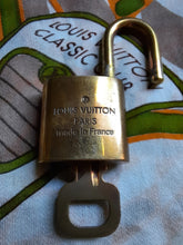 Charger l'image dans la galerie, Cadenas Louis Vuitton - Numéro 334. Padlock Gold