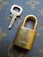 Charger l'image dans la galerie, Cadenas Louis Vuitton - Numéro 328. Padlock Gold
