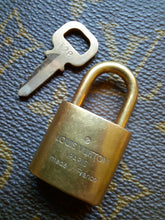 Charger l'image dans la galerie, Cadenas Louis Vuitton - Numéro 328. Padlock Gold