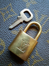 Charger l'image dans la galerie, Cadenas Louis Vuitton - Numéro 328. Padlock Gold