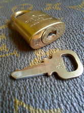 Charger l'image dans la galerie, Cadenas Louis Vuitton - Numéro 328. Padlock Gold
