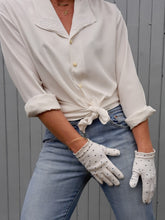 Charger l'image dans la galerie, Gants vintage Lidy - Blanc à pois bleus. Taille 6,5
