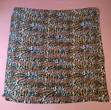 Charger l'image dans la galerie, Foulard Emmelyne - Léopard à rayures 104 x 104
