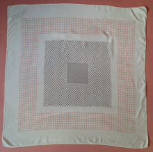 Charger l'image dans la galerie, Carré de soie Garance - Imprimé géométrique. 75 × 75