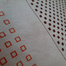 Charger l'image dans la galerie, Carré de soie Garance - Imprimé géométrique. 75 × 75