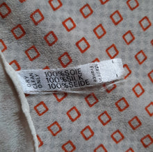 Charger l'image dans la galerie, Carré de soie Garance - Imprimé géométrique. 75 × 75
