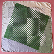 Charger l'image dans la galerie, Foulard vintage Maria - Cubique Vert en soie. 72 × 72