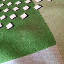 Charger l'image dans la galerie, Foulard vintage Maria - Cubique Vert en soie. 72 × 72