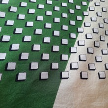 Charger l'image dans la galerie, Foulard vintage Maria - Cubique Vert en soie. 72 × 72