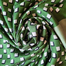 Charger l'image dans la galerie, Foulard vintage Maria - Cubique Vert en soie. 72 × 72