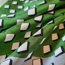 Charger l'image dans la galerie, Foulard vintage Maria - Cubique Vert en soie. 72 × 72