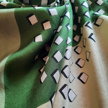 Charger l'image dans la galerie, Foulard vintage Maria - Cubique Vert en soie. 72 × 72