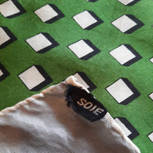 Charger l'image dans la galerie, Foulard vintage Maria - Cubique Vert en soie. 72 × 72