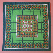 Charger l'image dans la galerie, Petit foulard vintage Yolène - Vert pomme - 50 × 50