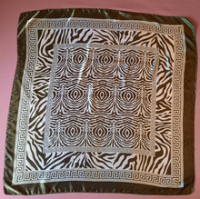Charger l'image dans la galerie, Foulard zébré vert kaki et beige. 88 x 88