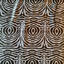 Charger l'image dans la galerie, Foulard zébré vert kaki et beige. 88 x 88
