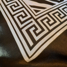 Charger l'image dans la galerie, Foulard zébré vert kaki et beige. 88 x 88