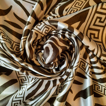 Charger l'image dans la galerie, Foulard zébré vert kaki et beige. 88 x 88