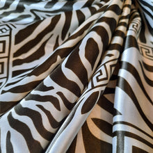 Charger l'image dans la galerie, Foulard zébré vert kaki et beige. 88 x 88