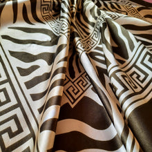 Charger l'image dans la galerie, Foulard zébré vert kaki et beige. 88 x 88