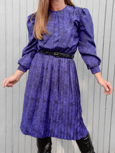 Charger l'image dans la galerie, Robe vintage Manue - Tissu irisé bleu / violet. Taille S ou 36, 38. Made in France.