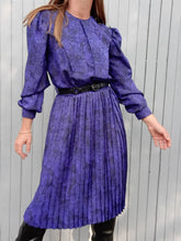 Charger l'image dans la galerie, Robe vintage Manue - Tissu irisé bleu / violet. Taille S ou 36, 38. Made in France.