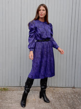 Charger l'image dans la galerie, Robe vintage Manue - Tissu irisé bleu / violet. Taille S ou 36, 38. Made in France.
