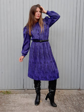 Charger l'image dans la galerie, Robe vintage Manue - Tissu irisé bleu / violet. Taille S ou 36, 38. Made in France.