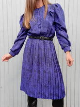 Charger l'image dans la galerie, Robe vintage Manue - Tissu irisé bleu / violet. Taille S ou 36, 38. Made in France.