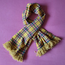 Charger l'image dans la galerie, Étole vintage Oléanne - Jaune à carreaux & franges. Givenchy. Fabriqué en France
