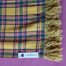 Charger l'image dans la galerie, Étole vintage Oléanne - Jaune à carreaux & franges. Givenchy. Fabriqué en France