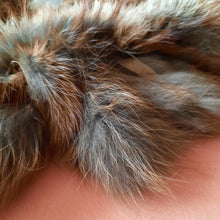 Charger l'image dans la galerie, Boa en fourrure véritable Cassandra - Frangés. Taille unique.