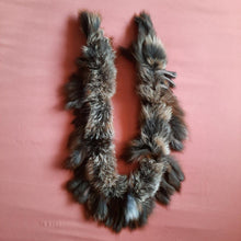Charger l'image dans la galerie, Boa en fourrure véritable Cassandra - Frangés. Taille unique.