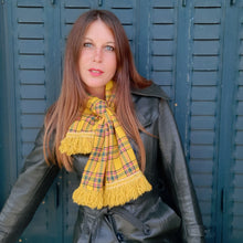 Charger l'image dans la galerie, Étole vintage Oléanne - Jaune à carreaux & franges. Givenchy. Fabriqué en France