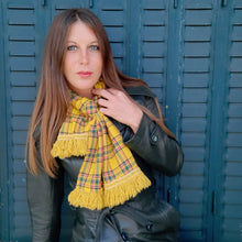 Charger l'image dans la galerie, Étole vintage Oléanne - Jaune à carreaux & franges. Givenchy. Fabriqué en France