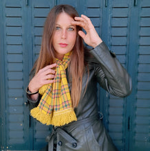 Charger l'image dans la galerie, Étole vintage Oléanne - Jaune à carreaux & franges. Givenchy. Fabriqué en France