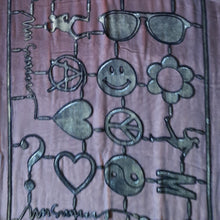 Charger l'image dans la galerie, Echarpe vintage Moschino. Motifs symboles en panne de velours gris. Transparente noire