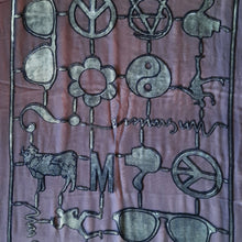 Charger l'image dans la galerie, Echarpe vintage Moschino. Motifs symboles en panne de velours gris. Transparente noire