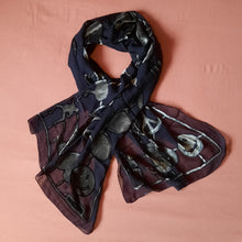 Charger l'image dans la galerie, Echarpe vintage Moschino. Motifs symboles en panne de velours gris. Transparente noire