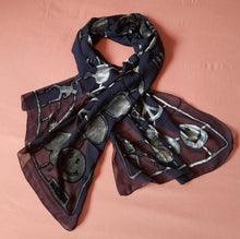 Charger l'image dans la galerie, Echarpe vintage Moschino. Motifs symboles en panne de velours gris. Transparente noire