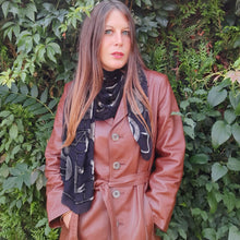 Charger l'image dans la galerie, Echarpe vintage Moschino. Motifs symboles en panne de velours gris. Transparente noire