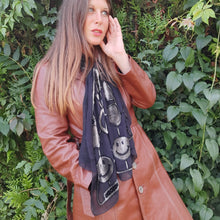 Charger l'image dans la galerie, Echarpe vintage Moschino. Motifs symboles en panne de velours gris. Transparente noire