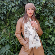 Charger l'image dans la galerie, Echarpe vintage Louise - Emanuel Ungaro. Mohair & soie. Beige à feuillage. 126 x 30 cm.